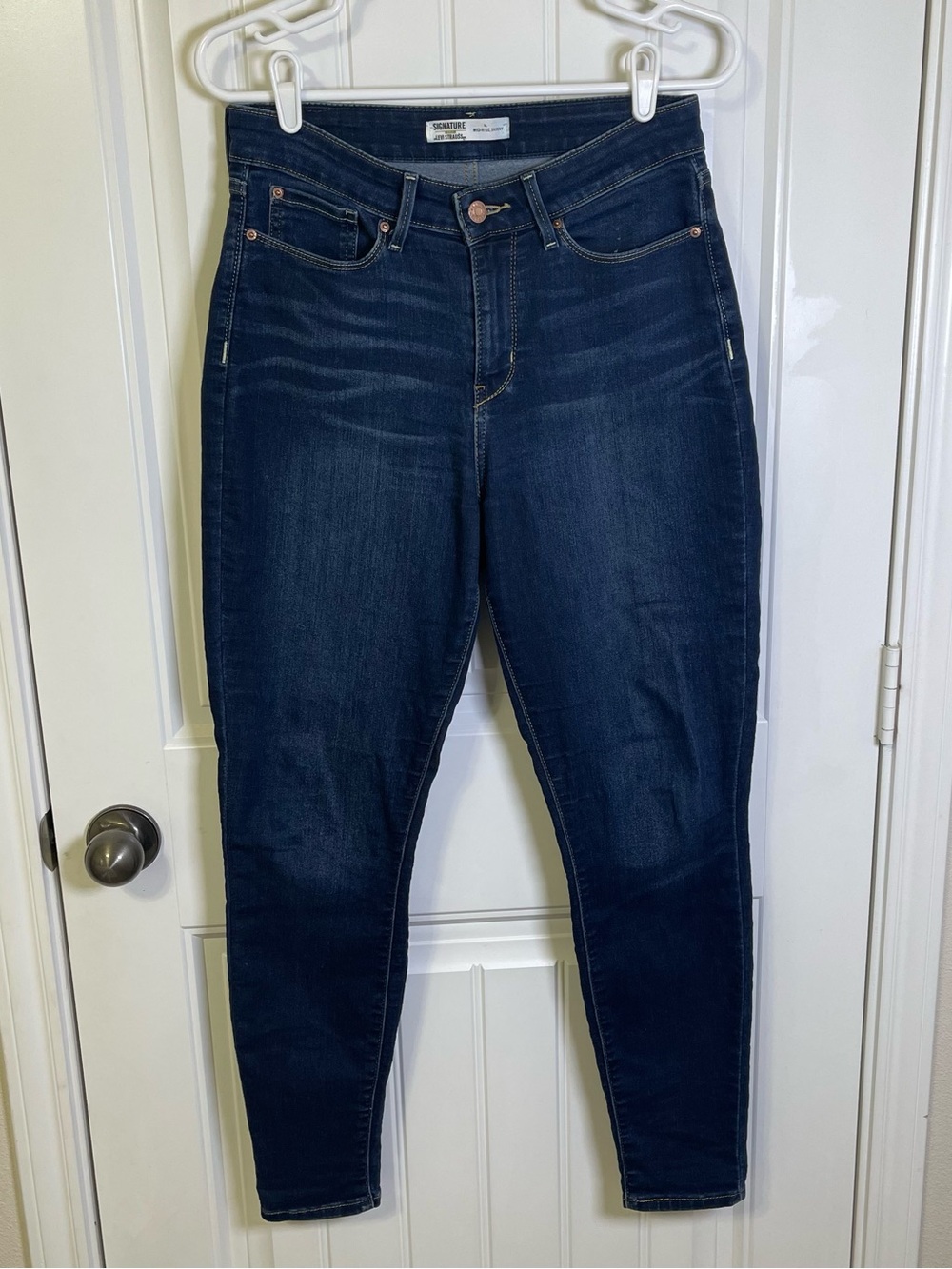 Signature Gold Levi's Women’s 8 (29x30) Dark Blue Mid-Rise Skinny Jeans